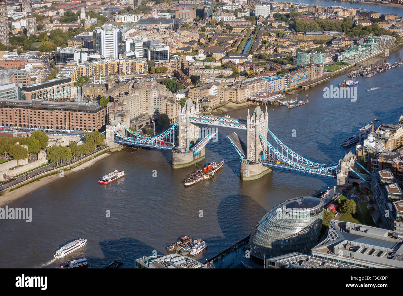 Tower Bridge hob Waverley Raddampfer auf der Durchreise Fluss Themse London UK Ansicht aus der Shard Stockfoto