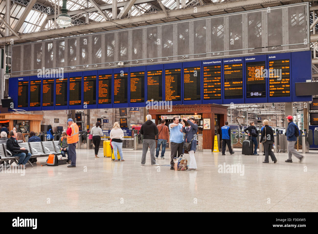 Bahnhofshalle und Abfahrtstafel, Hauptbahnhof Glasgow, Glasgow, Schottland, UK. Stockfoto