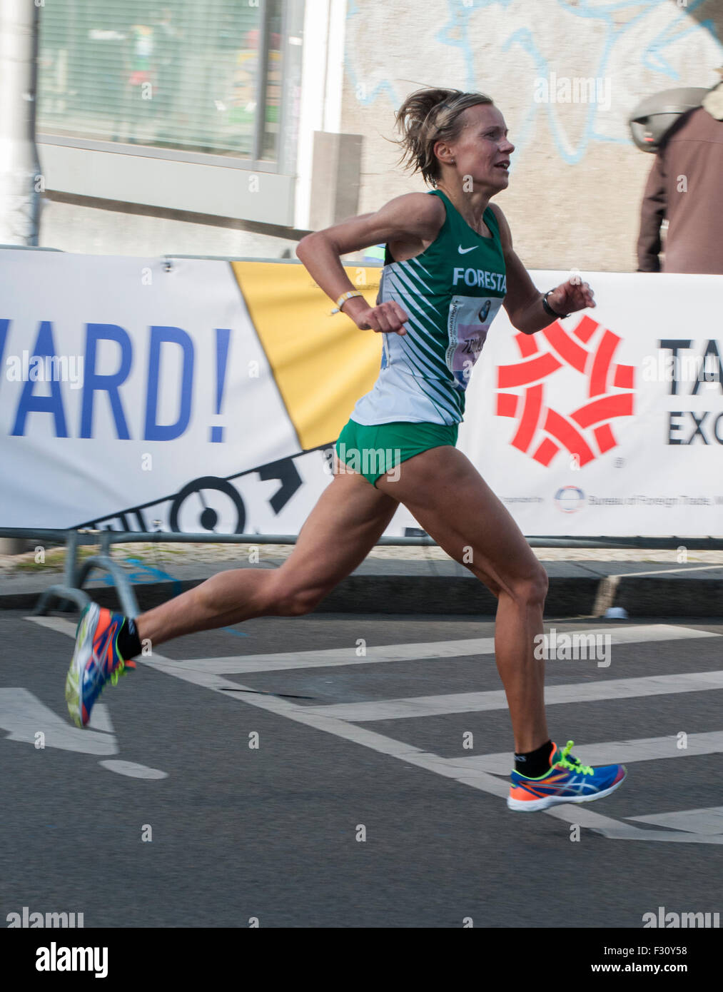 Berlin, Deutschland. 27. Sep, 2015. Berlin, Deutschland. 27. Sep, 2015. Unbekannten weiblichen Athleten konkurrieren in der 42. Berlin-Marathon 2015 © Philip Spiel/Alamy Live News Bildnachweis: Philip Spiel/Alamy Live News Stockfoto