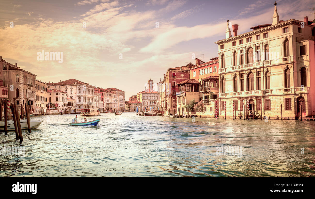 Venedig - 29. Juni 2015: Canal Grande mit Booten Landschaft in antiken Venedig, Italien Stockfoto