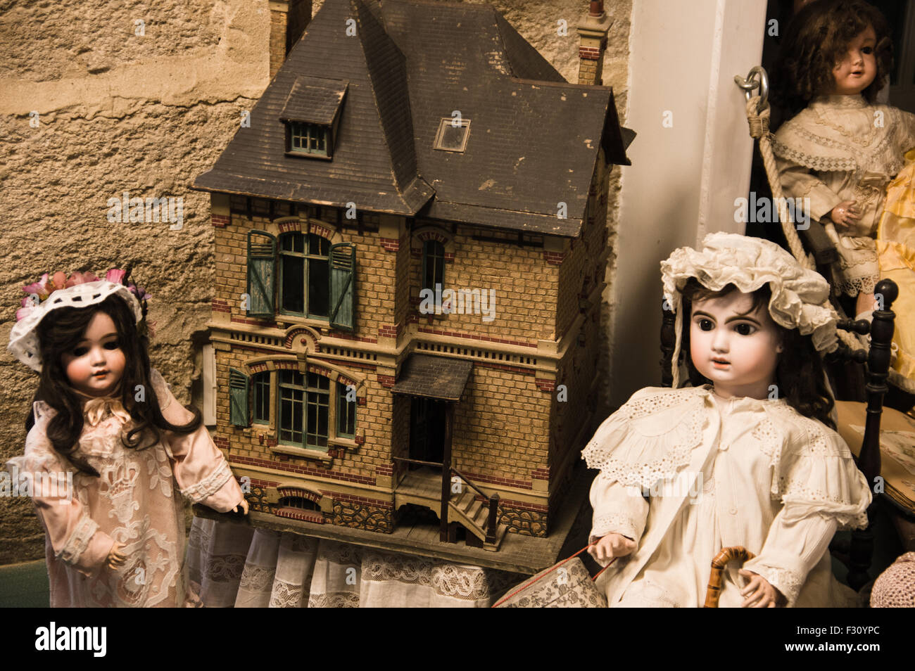 Isle Sur la Sorgue, Frankreich - September 2015 - alte Puppen Privatsammlung in einem Museum. Frankreich, 2015 Stockfoto