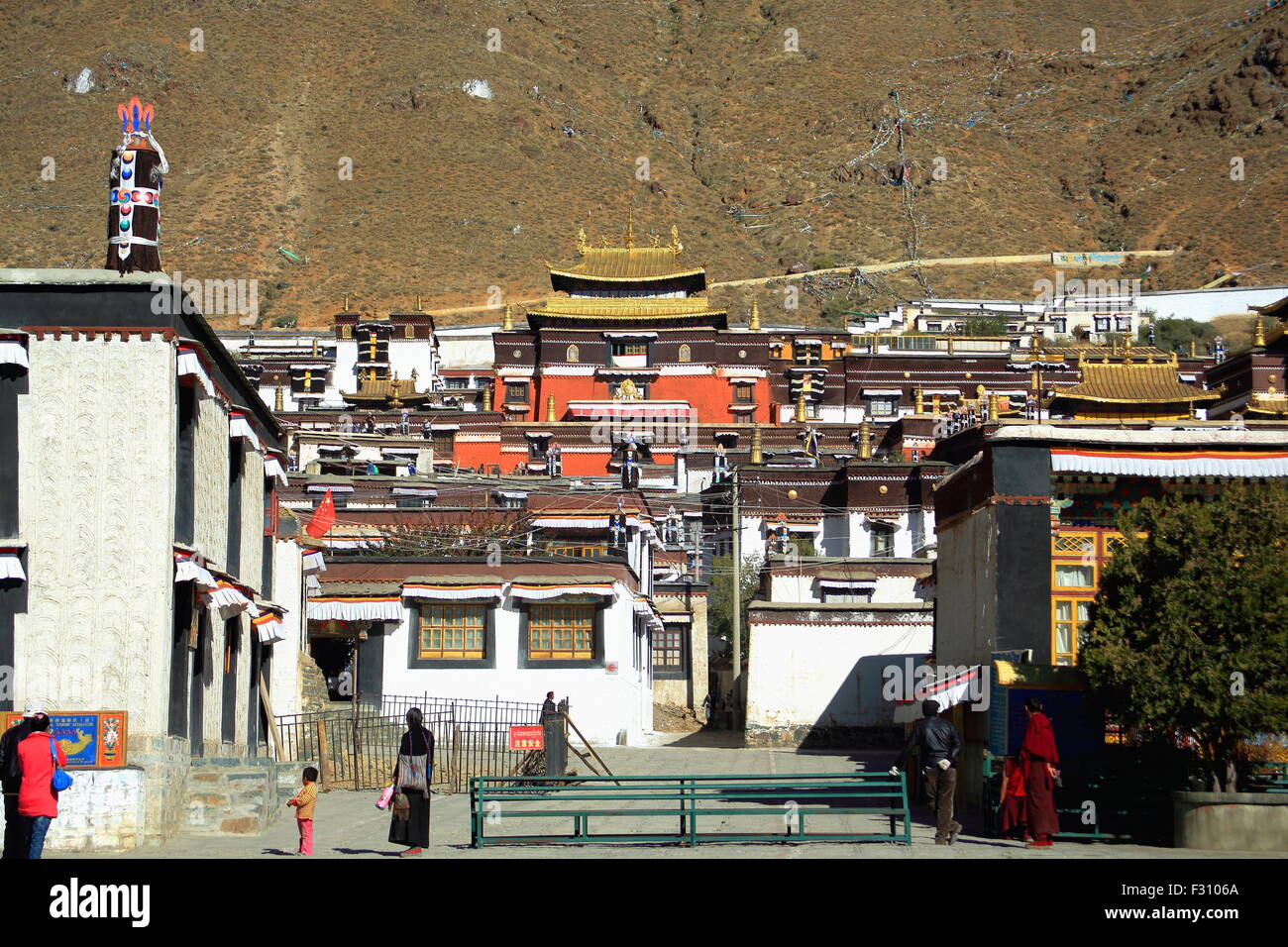 SHIGATSE, TIBET, CHINA-23. Oktober: Tibetische Anhänger besuchen den Tashilhunpo-Heap der Herrlichkeit Kloster-Sitz des Panchen Lama.Shigatse. Stockfoto