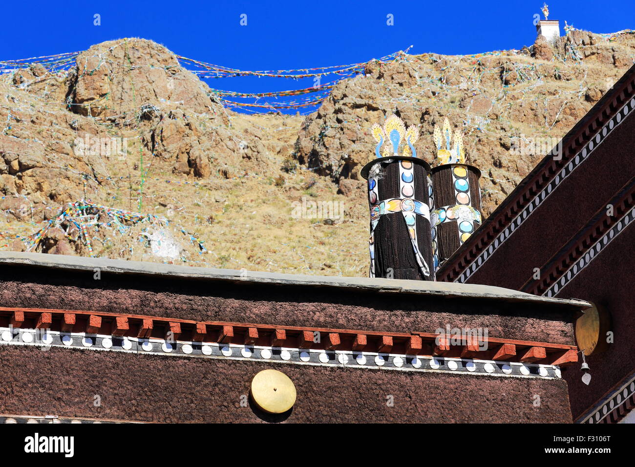 Stoff Dhvajas-Sieg Banner-Ashtamangala-Glückssymbole. Dach des Tashilhunpo-Heap der Herrlichkeit Monast.-Shigatse-Tibet Stockfoto