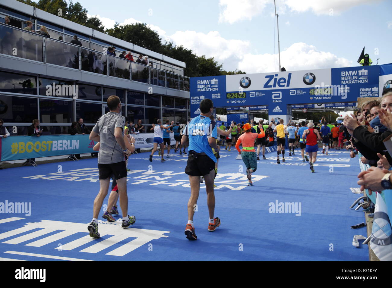 Berlin, Deutschland. 27. September 2015 Läufer beim Berlin-Marathon in der Nähe von Brandenburger Tor, Berlin, Deutschland, Europa-Credit: Stefan Papp/Alamy Live News Stockfoto