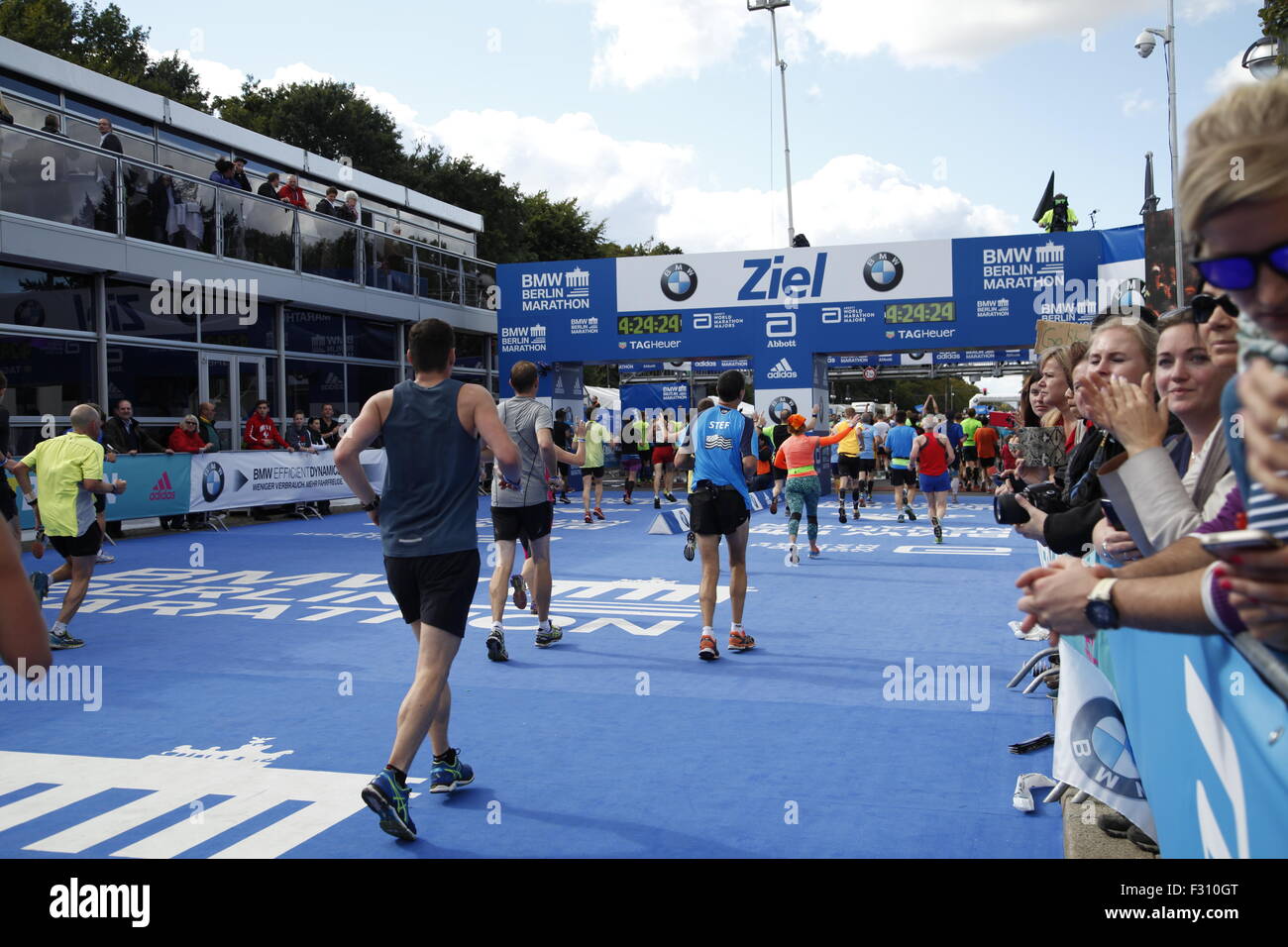 Berlin, Deutschland. 27. September 2015 Läufer beim Berlin-Marathon in der Nähe von Brandenburger Tor, Berlin, Deutschland, Europa-Credit: Stefan Papp/Alamy Live News Stockfoto