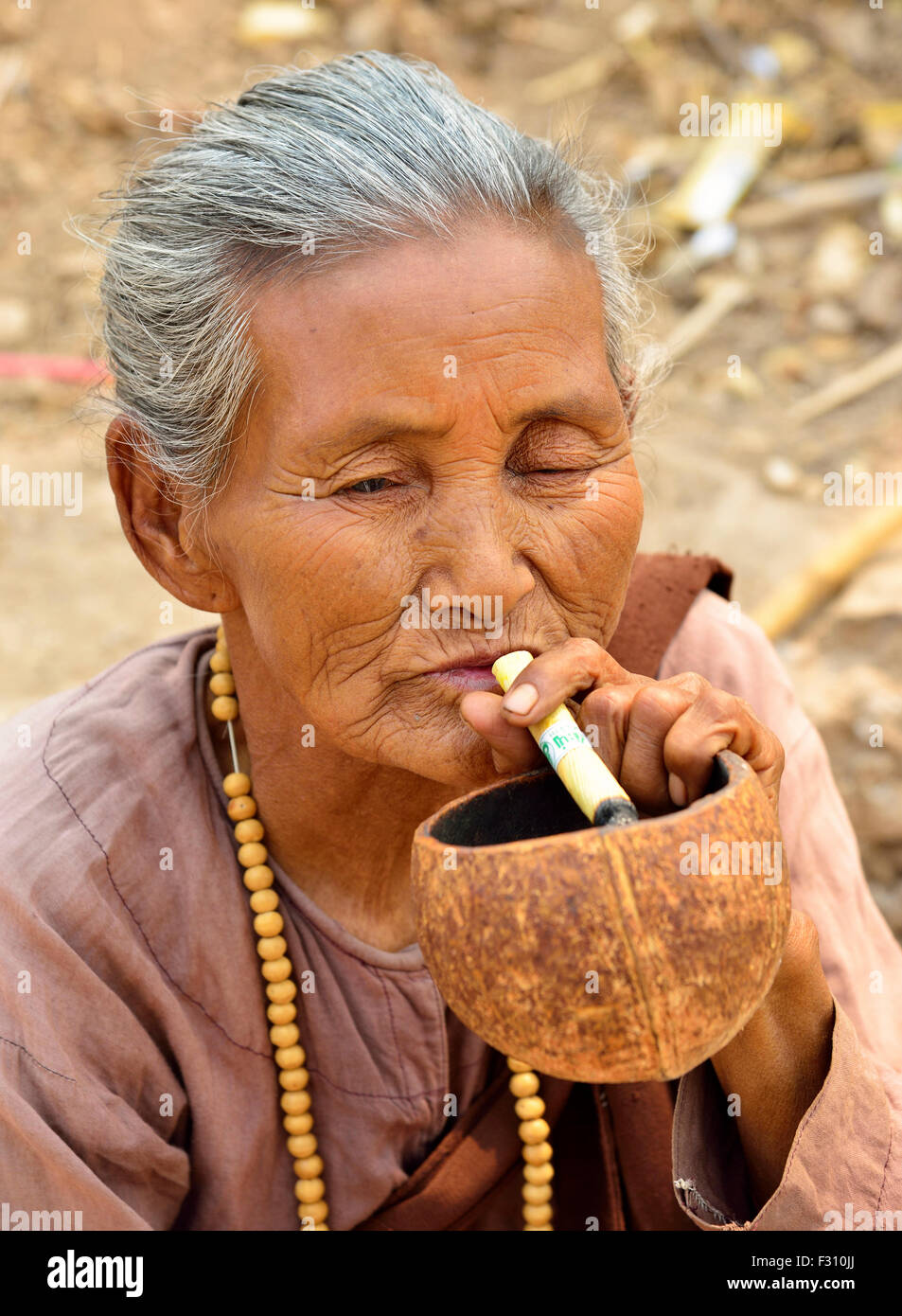 Burmesische Seniorin Rauchen Cheroot Myanmar (Burma) Asien Stockfoto