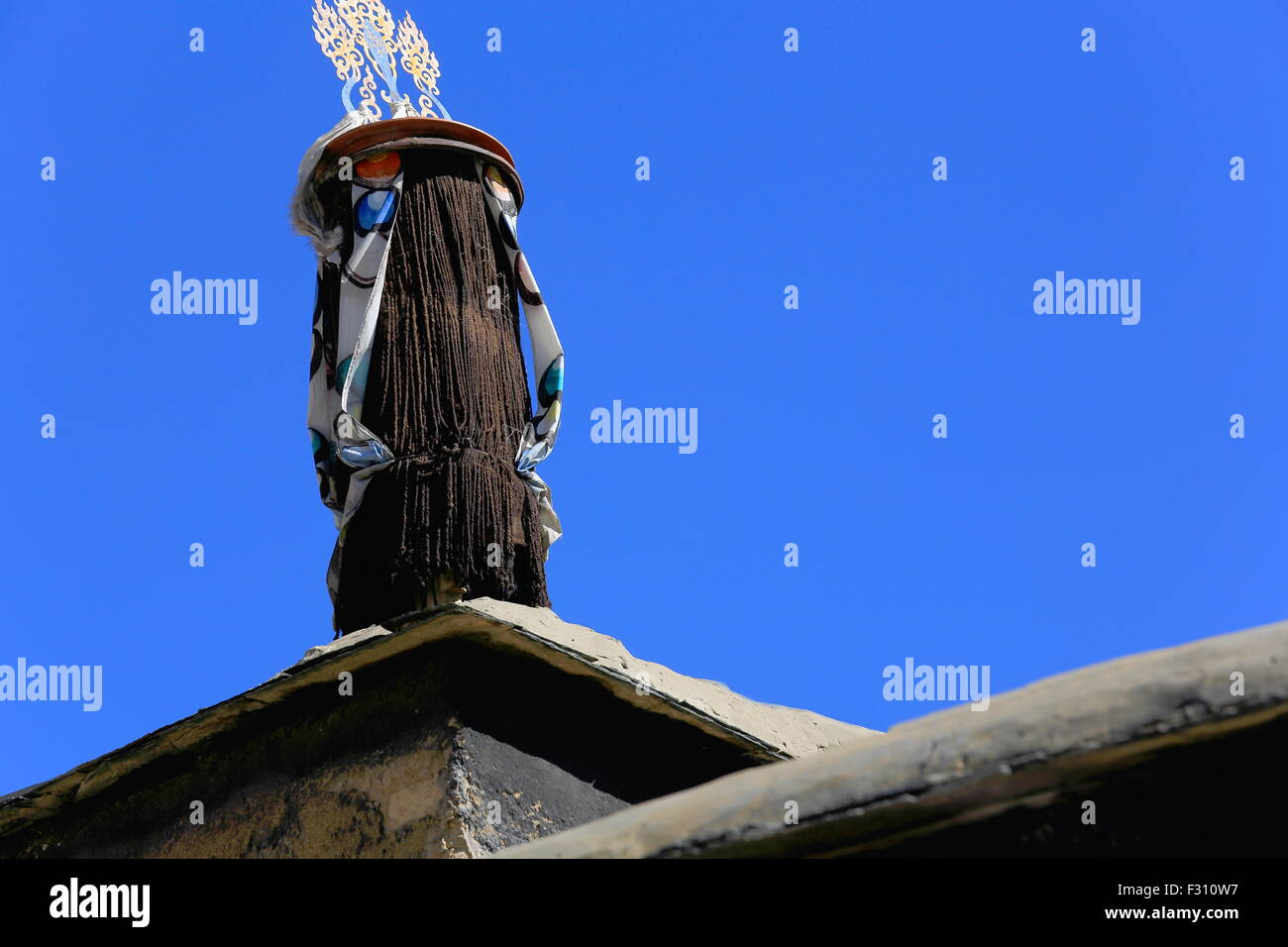 Stoff bedeckt Dhvaja-Siegesbanner einer von Ashtamangala-Glückssymbole. Dach des Tashilhunpo-Heap der Herrlichkeit Monast.-Tibet Stockfoto