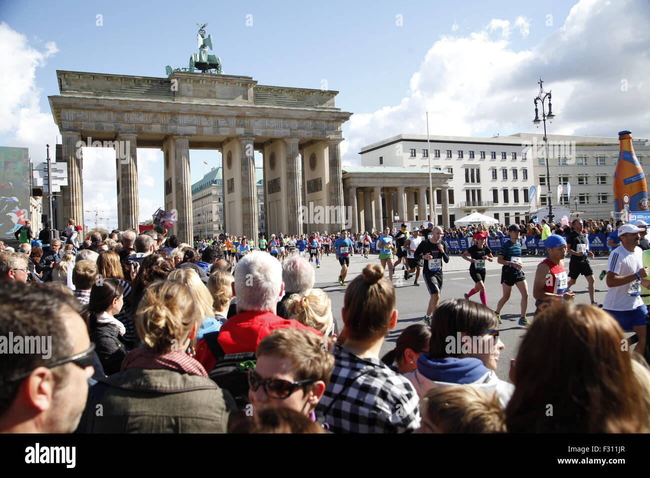 Berlin, Deutschland. 27. September 2015 Läufer beim Berlin-Marathon in der Nähe von Brandenburger Tor, Berlin, Deutschland, Europa-Credit: Stefan Papp/Alamy Live News Stockfoto