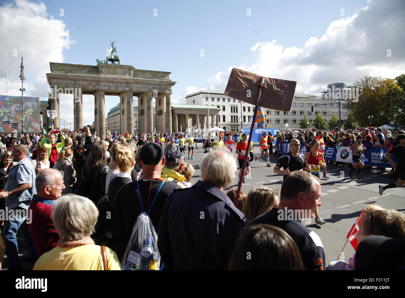 Berlin, Deutschland. 27. September 2015 Läufer beim Berlin-Marathon in der Nähe von Brandenburger Tor, Berlin, Deutschland, Europa-Credit: Stefan Papp/Alamy Live News Stockfoto