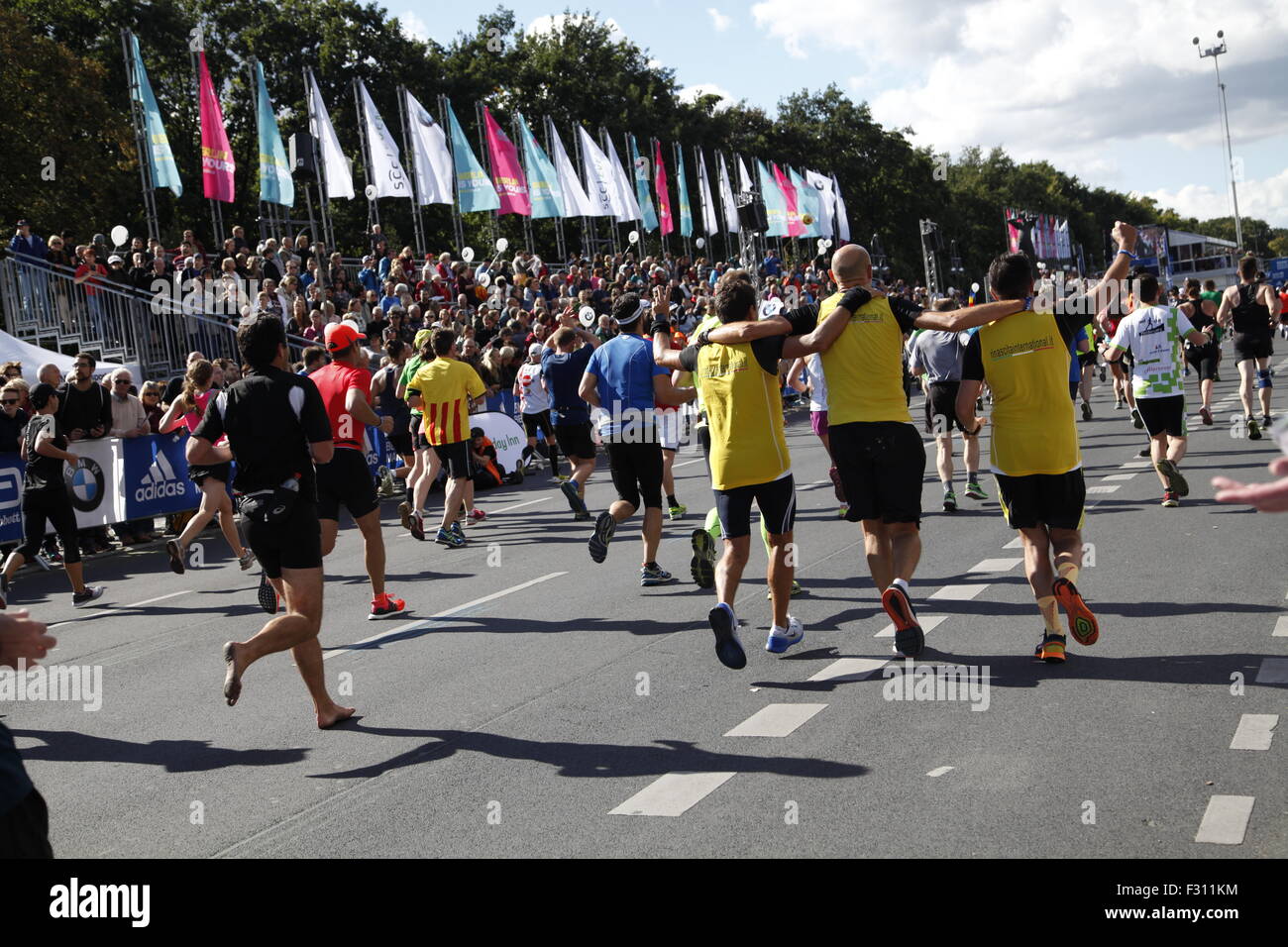 Berlin, Deutschland. 27. September 2015 Läufer beim Berlin-Marathon in der Nähe von Brandenburger Tor, Berlin, Deutschland, Europa-Credit: Stefan Papp/Alamy Live News Stockfoto