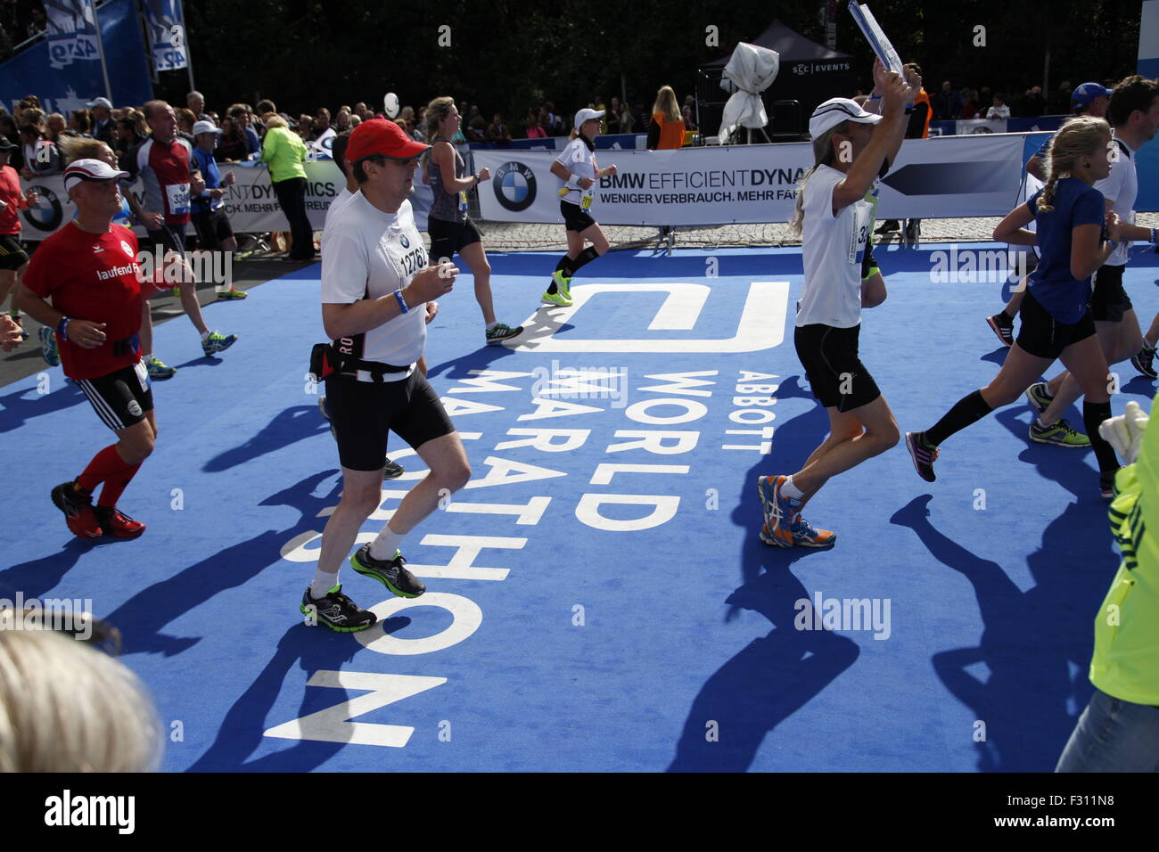 Berlin, Deutschland. 27. September 2015 Läufer beim Berlin-Marathon in der Nähe von Brandenburger Tor, Berlin, Deutschland, Europa-Credit: Stefan Papp/Alamy Live News Stockfoto