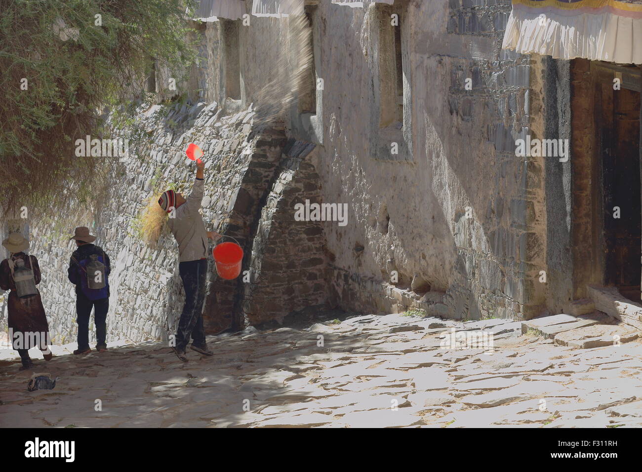 SHIGATSE, TIBET, CHINA-24. Oktober: Anhänger Tünche der Wände des Tashilhunpo-Heaps der Herrlichkeit Kloster Sitz des Panchen Lama Stockfoto