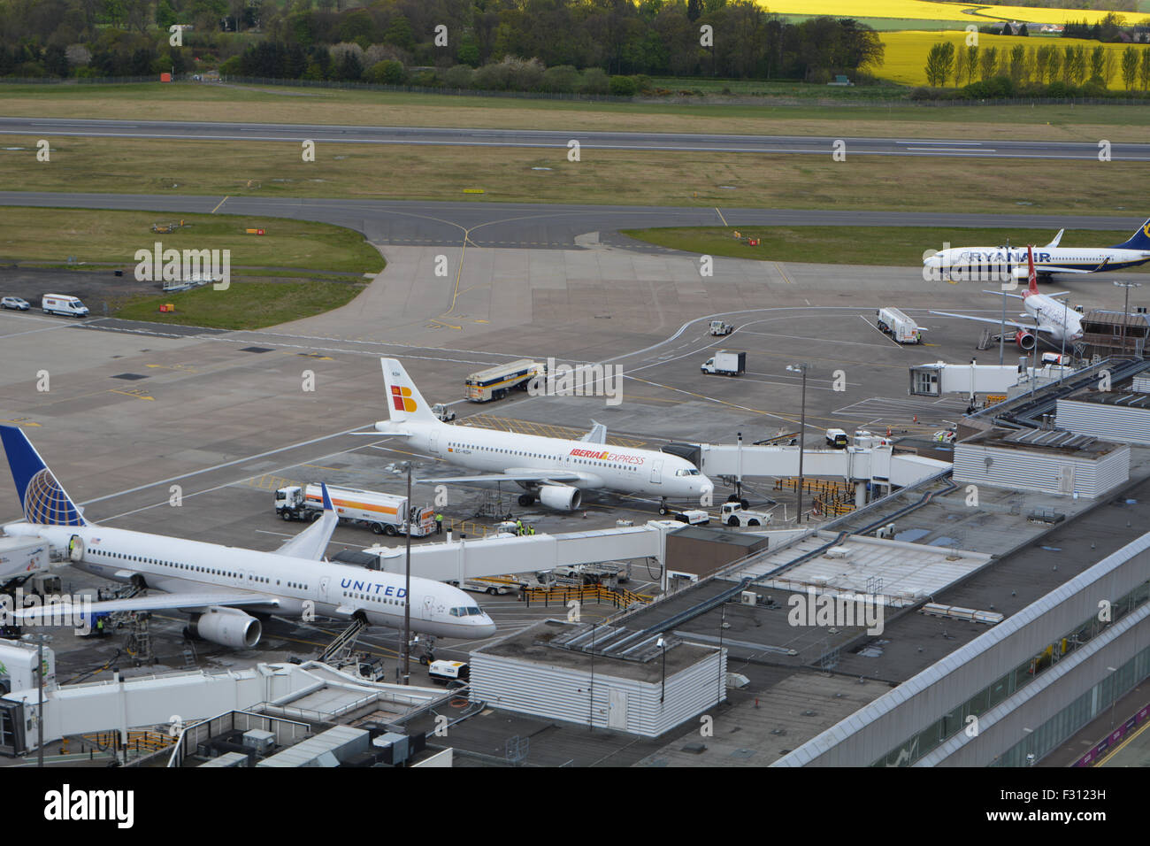 Ein Ryanir B737, B757 United, Ibera Express A320 und ein Virgin Atlantic A320 auf dem Vorfeld des Edinburgh Flughafen 2015. Stockfoto