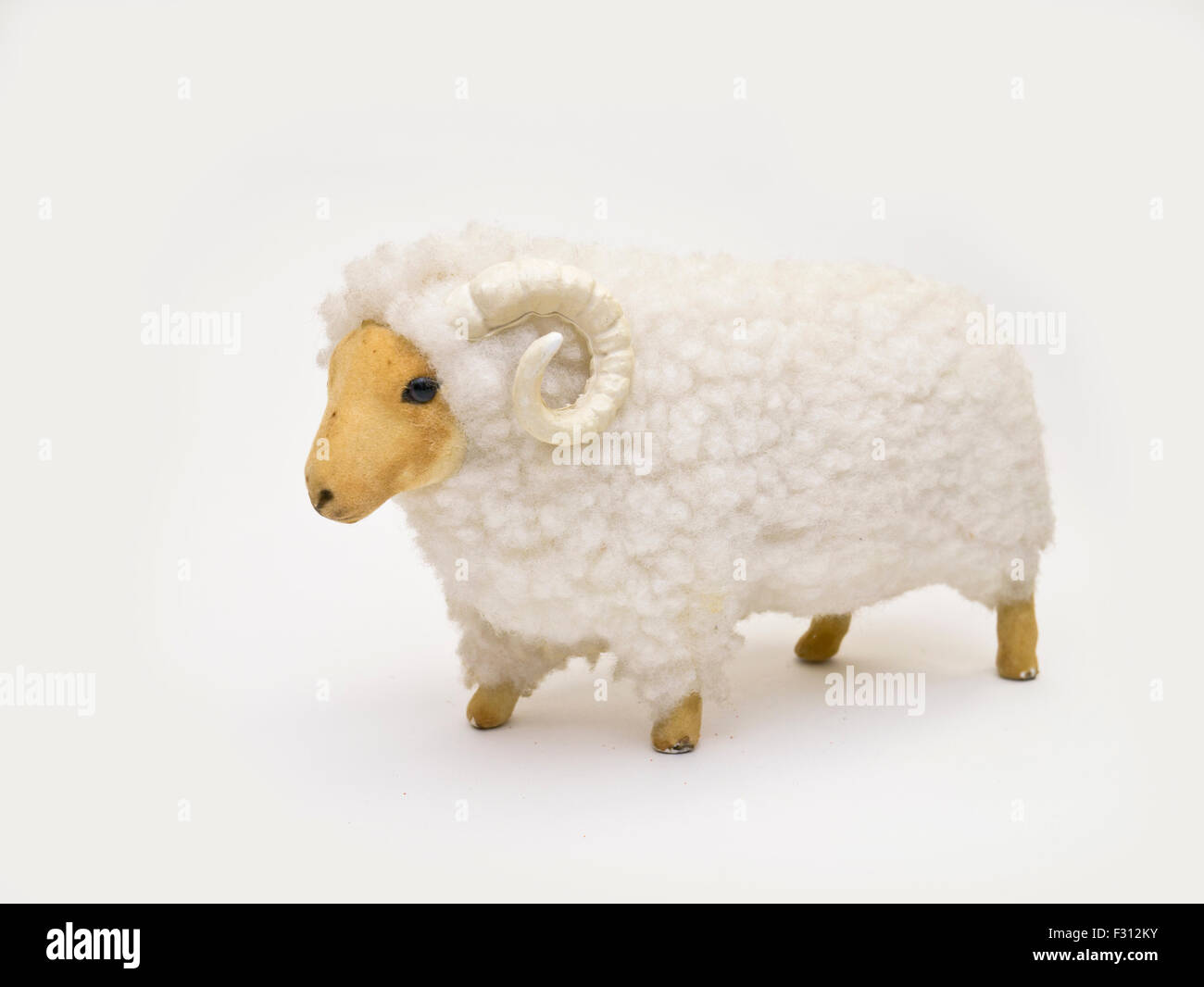 Spielzeug Lamm isoliert auf weißem Hintergrund Stockfoto