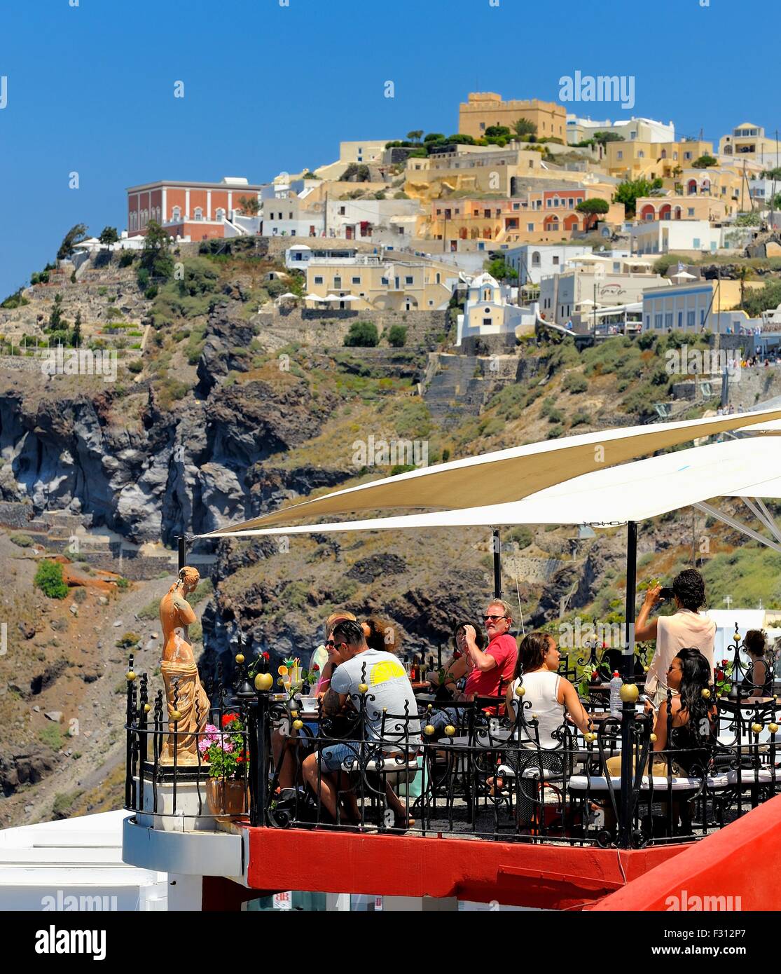 Menschen trinken in einer Sea View Bar auf die Caldera. Fira, Santorini Griechenland Stockfoto