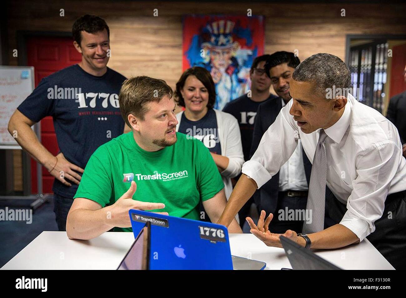 US-Präsident Barack Obama besucht mit Mitarbeitern vor liefern Hinweise auf 1776, Drehscheibe Tech Start 3. Juli 2015 in Washington, DC. Stockfoto