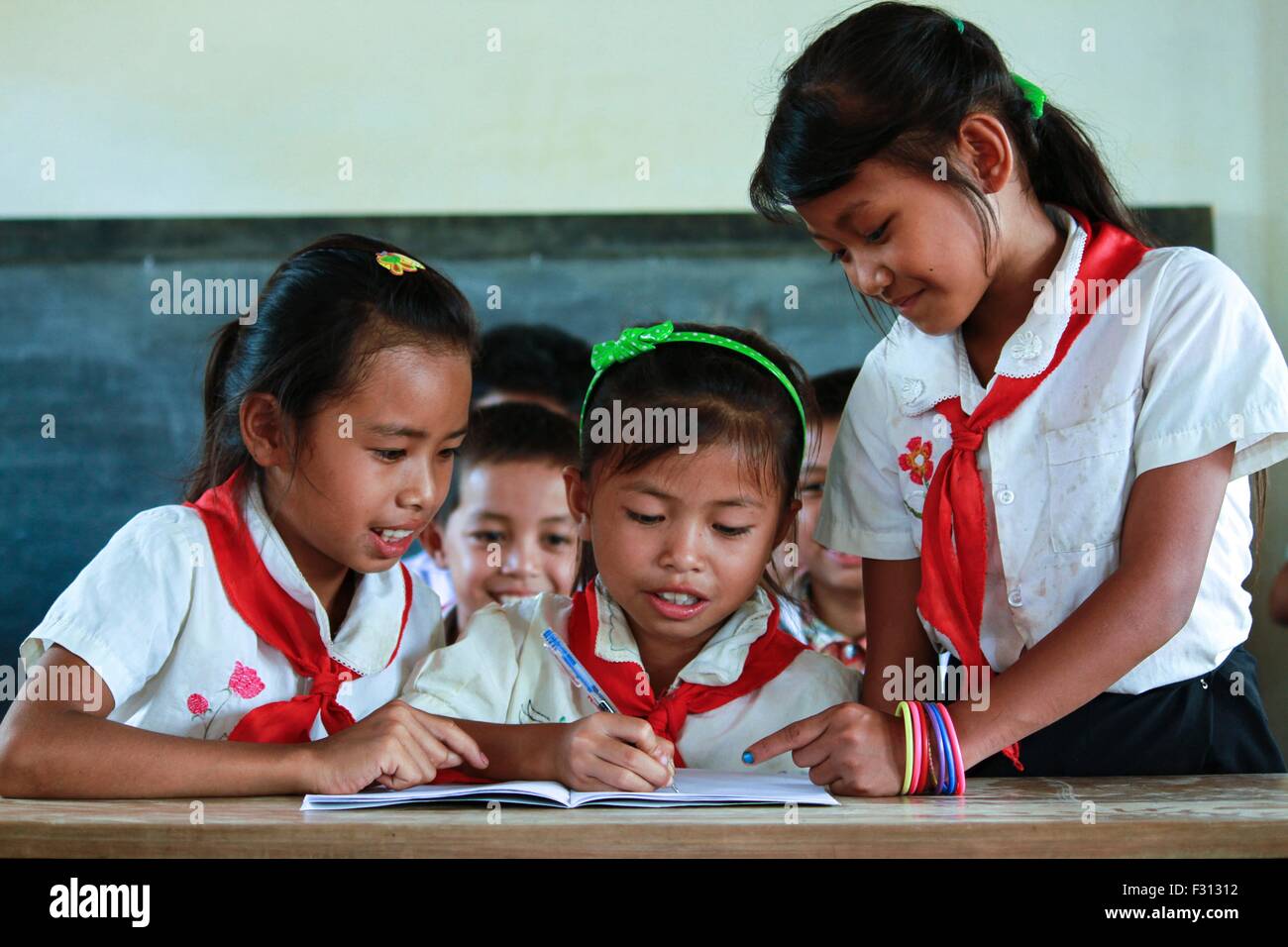 Kinder arbeiten zusammen an der Grundschule Ban Palai im Paklai Bezirk, Sayaboury Provinz Laos. Stockfoto