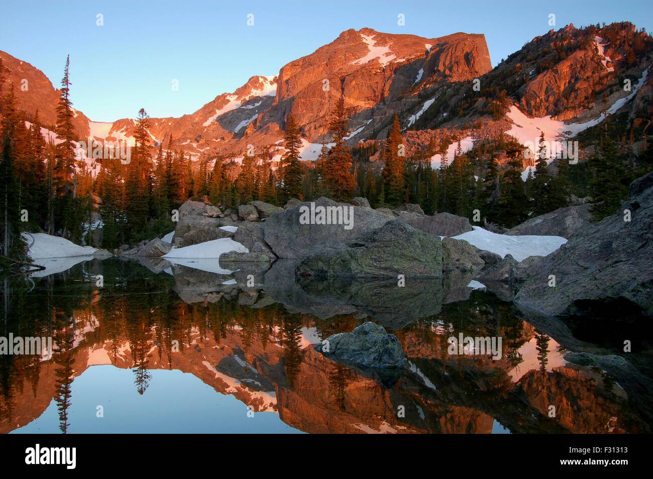 Hallet des Peak spiegelt sich in See Haiyaha im Morgengrauen in Colorado Rocky Mountain National Park. Stockfoto