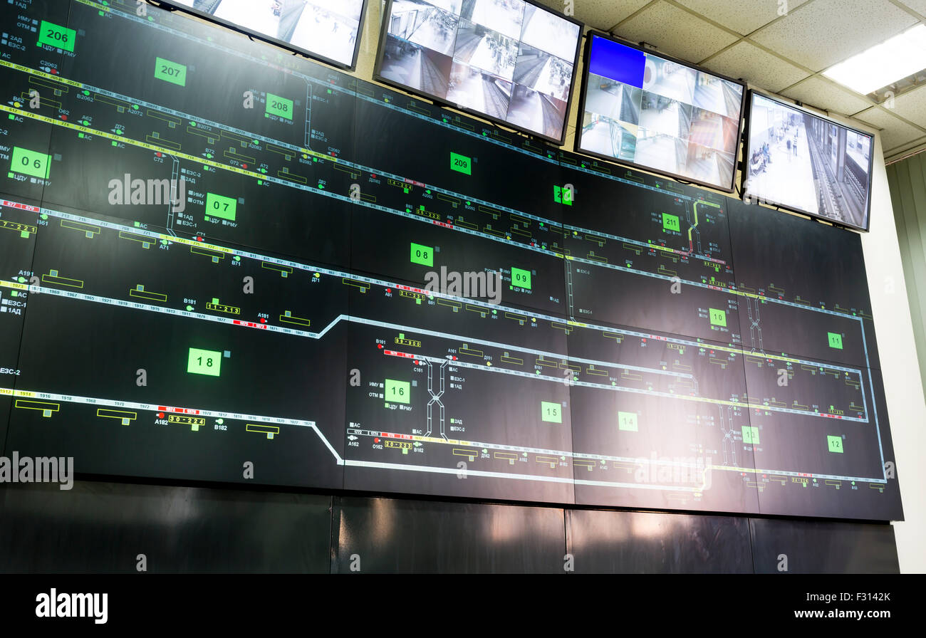 Kontrollraum für die u-Bahnen von Sofia, Bulgarien. Straßenkarten und Videoüberwachung Überwachungssystem. Stockfoto