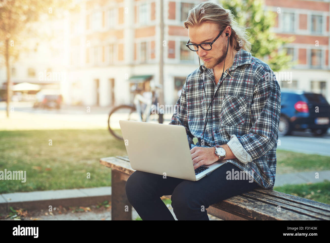 Unternehmer an Idee auf seinem Laptop. Stadt-lifestyle Stockfoto