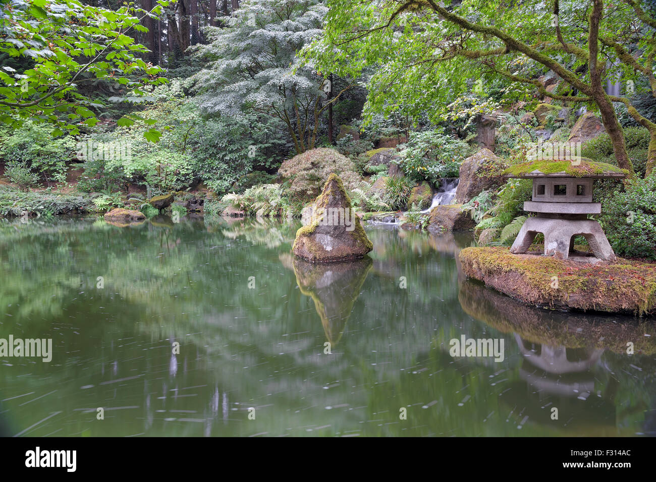 Stone japanese lantern sculpture Fotos und Bildmaterial in hoher