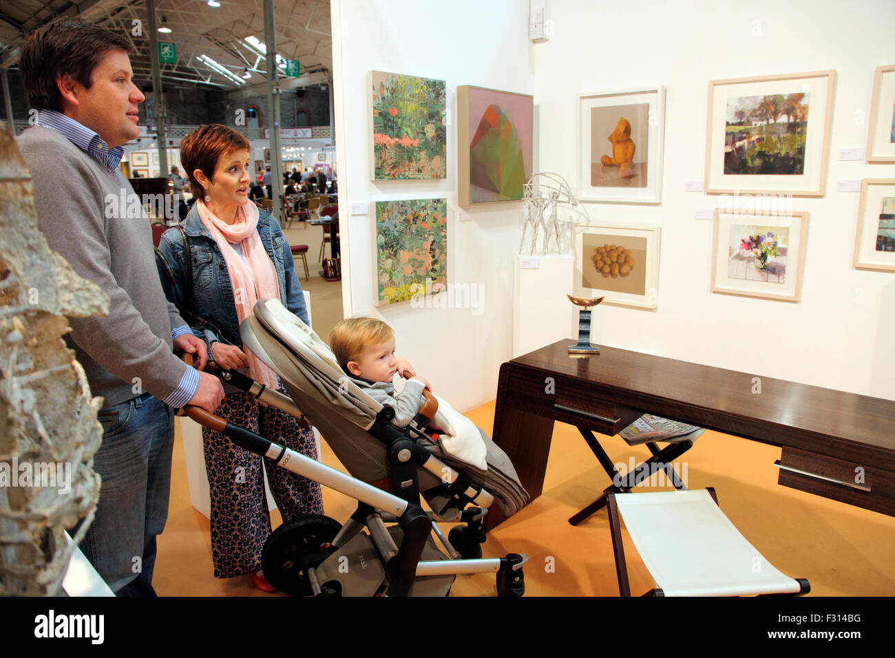 George, jüngste Besucher der irischen Antik Händler Dublin 2015 Stockfoto
