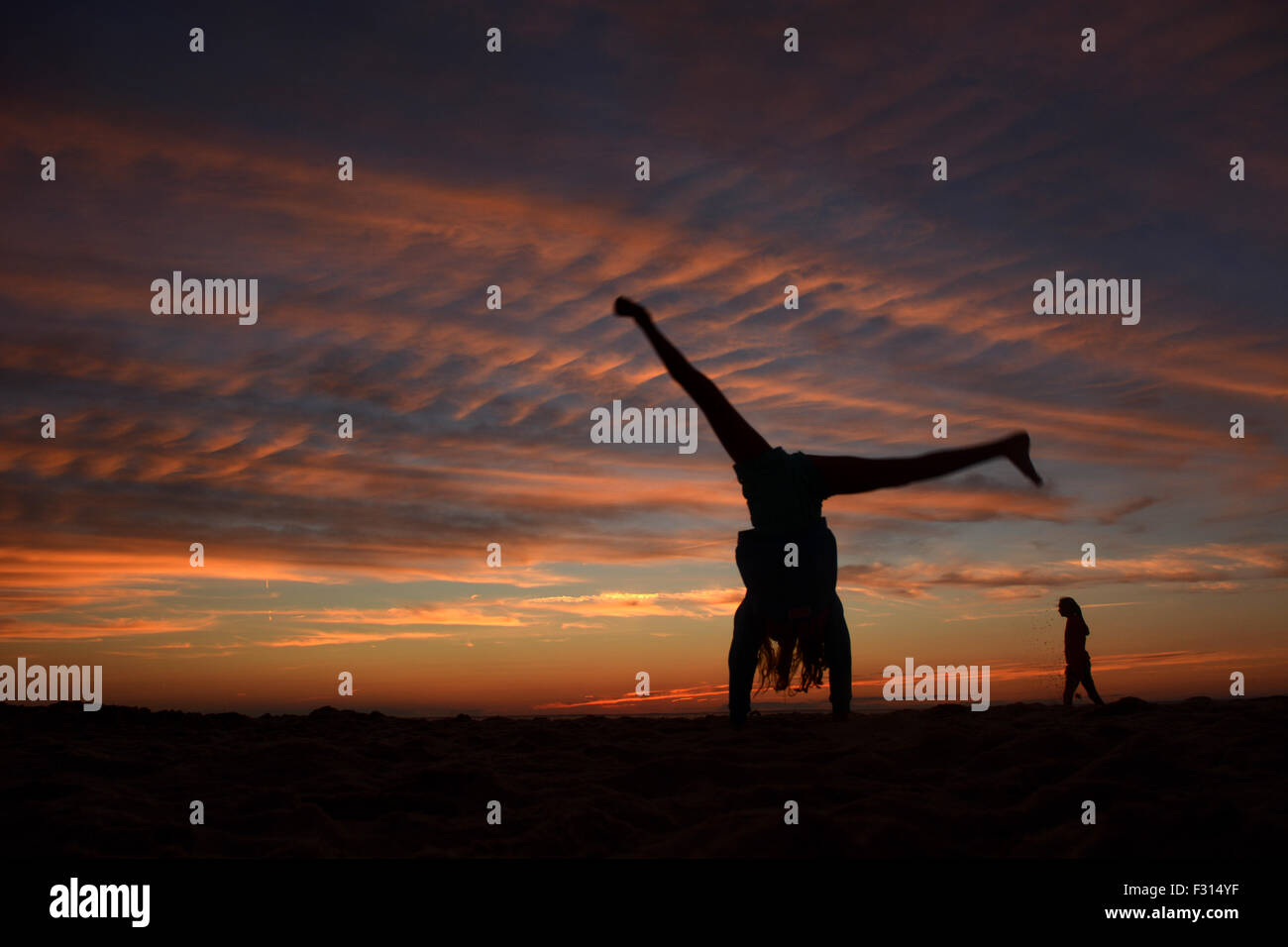 Kinder silhouette, wie sie springen und genießen Sie den Sonnenuntergang Stockfoto