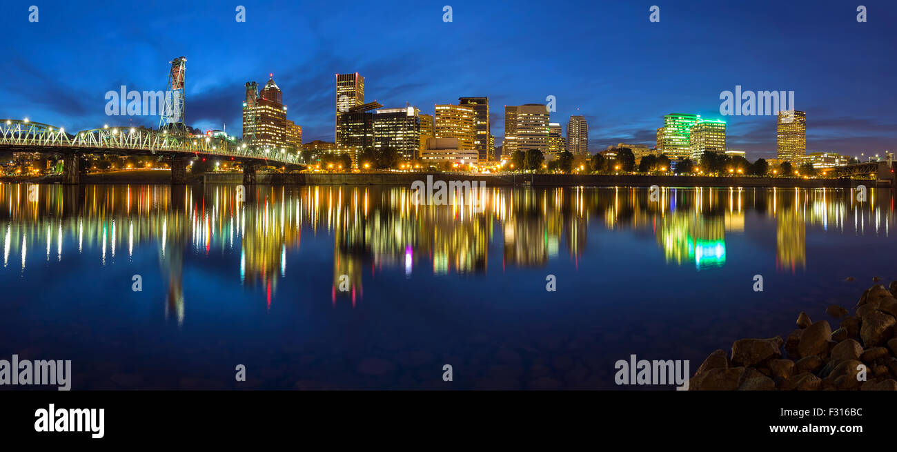 Portland Oregon Downtown Waterfront City Skyline von Hawthorne entlang Willamette River während der blauen Stunde Panorama Stockfoto