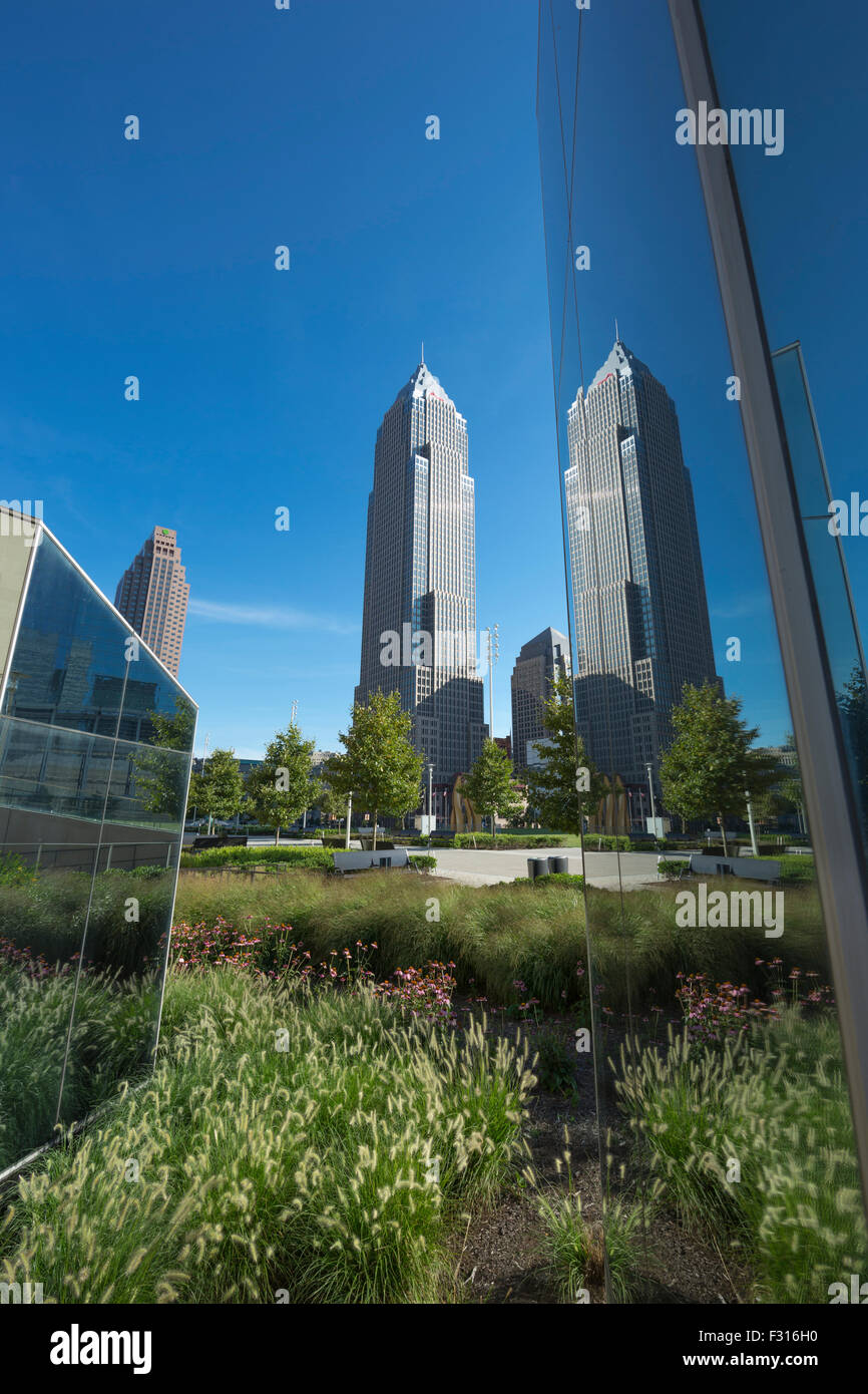 SKULPTUR KEY BANK BUILDING TOWER (© CESAR PELLI 1991) KOSTENLOSE PUBLIC GARDENS MALL DOWNTOWN CLEVELAND OHIO USA Stockfoto