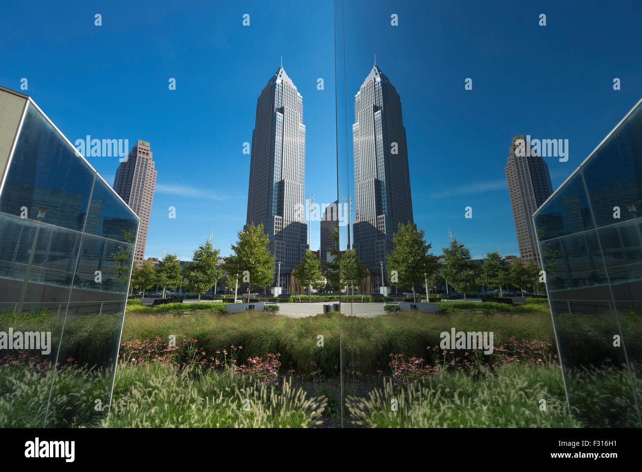 SKULPTUR KEY BANK BUILDING TOWER (© CESAR PELLI 1991) KOSTENLOSE PUBLIC GARDENS MALL DOWNTOWN CLEVELAND OHIO USA Stockfoto