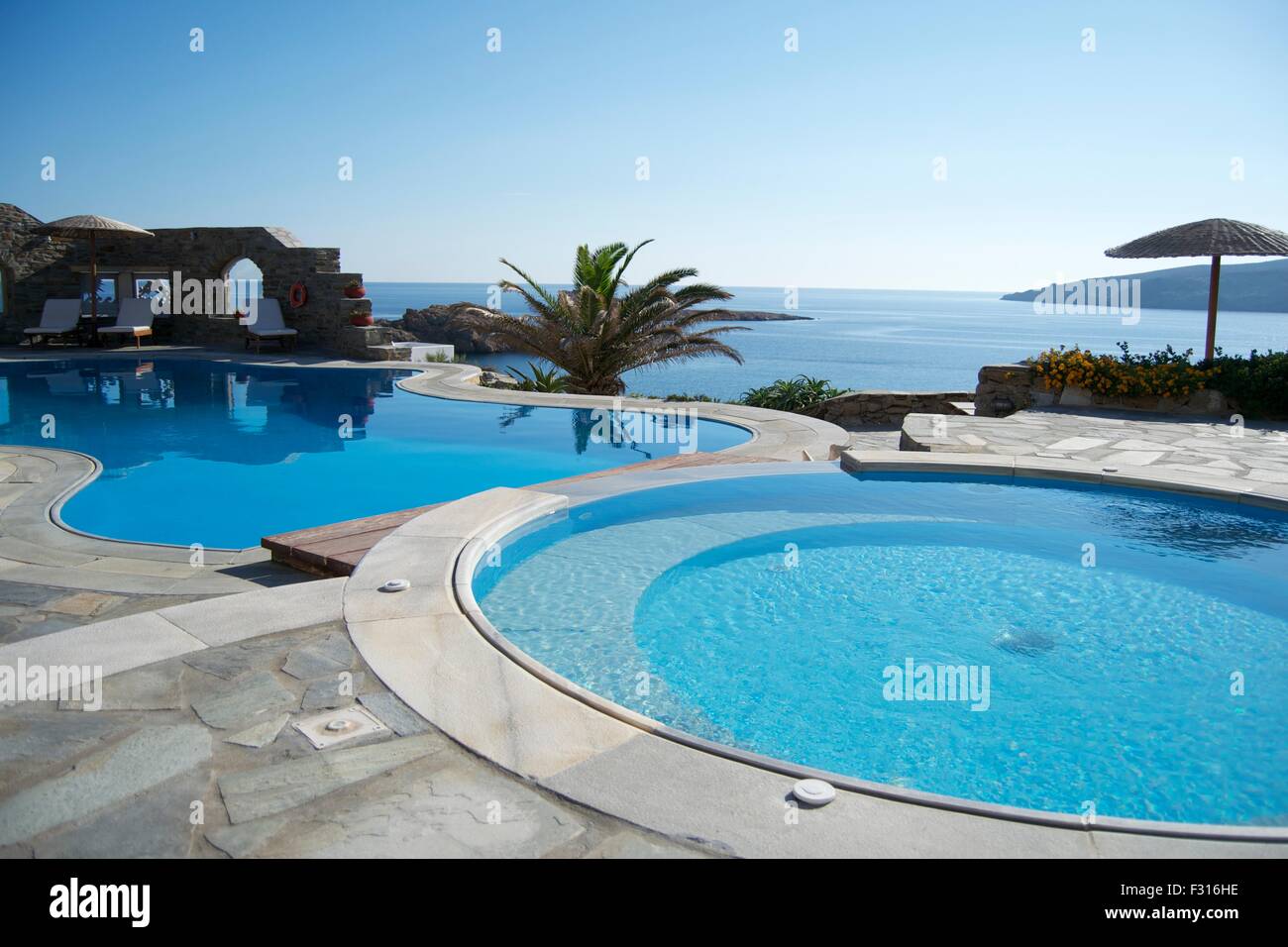 relax Pool Seite Badeort Griechenland Mykonos blau Stockfoto