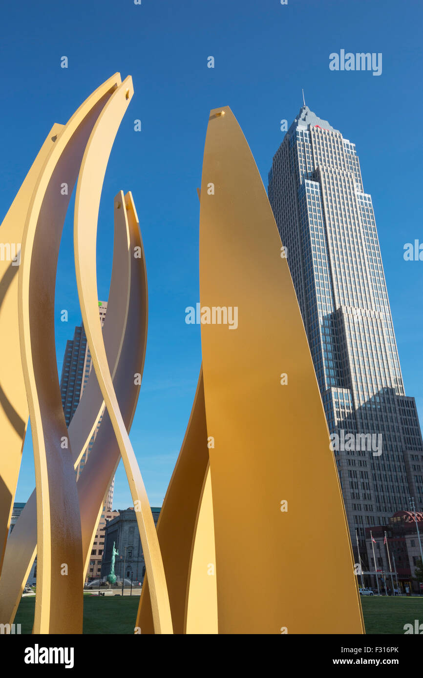 FLAMME KESSEL SKULPTUR (© RON PAYTO 2013) KEY BANK BUILDING TOWER (© CESAR PELLI 1991) EINKAUFSZENTRUM DOWNTOWN CLEVELAND OHIO USA Stockfoto