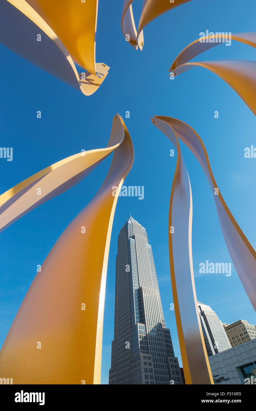 FLAMME KESSEL SKULPTUR (© RON PAYTO 2013) KEY BANK BUILDING TOWER (© CESAR PELLI 1991) EINKAUFSZENTRUM DOWNTOWN CLEVELAND OHIO USA Stockfoto