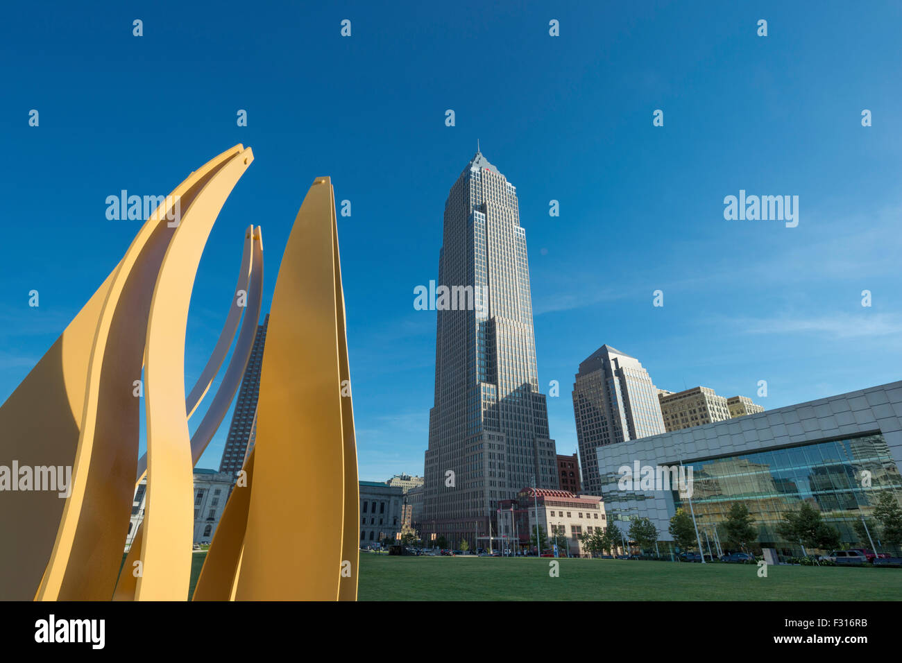 FLAMME KESSEL SKULPTUR (© RON PAYTO 2013) KEY BANK BUILDING TOWER (© CESAR PELLI 1991) EINKAUFSZENTRUM DOWNTOWN CLEVELAND OHIO USA Stockfoto