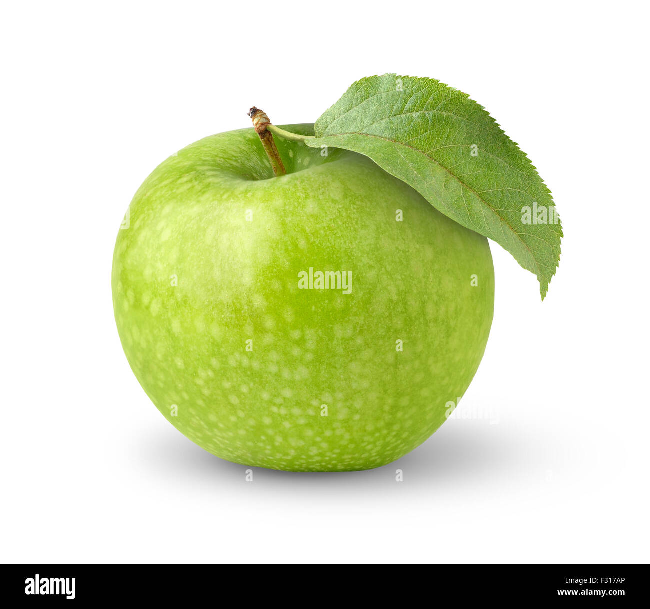 Grüner Apfel mit Blatt isoliert auf weiss Stockfoto
