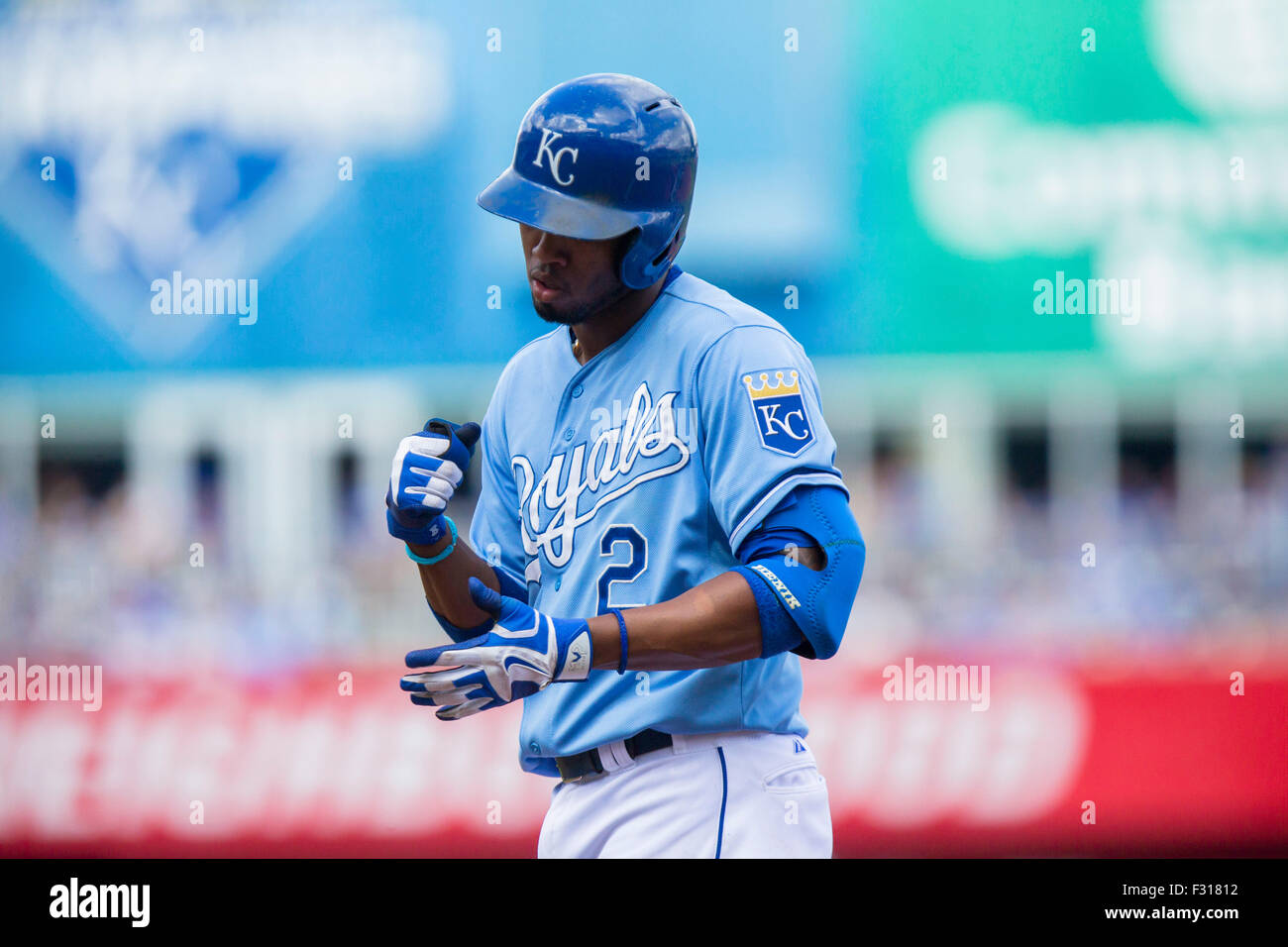 Kansas City, Missouri, USA. 27. Sep, 2015. Alcides Escobar #2 von den Kansas City Royals feiert immer auf Basis im zweiten Inning während der MLB Spiel zwischen den Cleveland Indians und die Kansas City Royals im Kauffman Stadium in Kansas City, Missouri Kyle Rivas/CSM/Alamy Live News Stockfoto