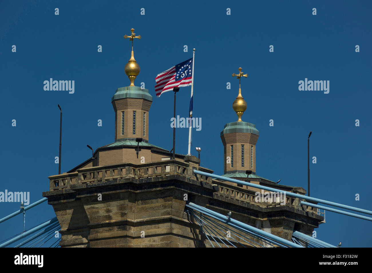 13 STERNE BENNINGTON 76 AMERIKANISCHE FLAGGE ROEBLING SUSPENSION BRIDGE (© JOHN REOBLING 1867) INNENSTADT VON CINCINNATI OHIO USA Stockfoto