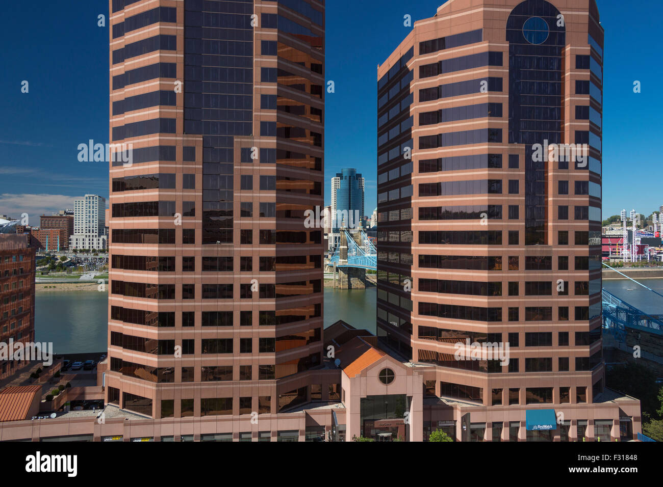 TALL BUILDINGS RIVERCENTER WATERFRONT OHIO RIVER COVINGTON KENTUCKY USA Stockfoto