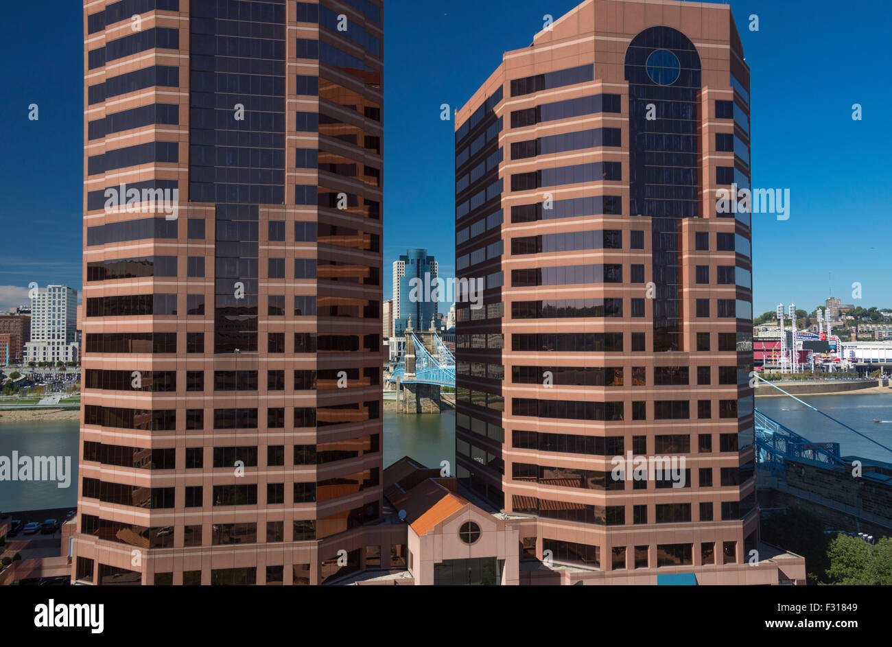 TALL BUILDINGS RIVERCENTER WATERFRONT OHIO RIVER COVINGTON KENTUCKY USA Stockfoto