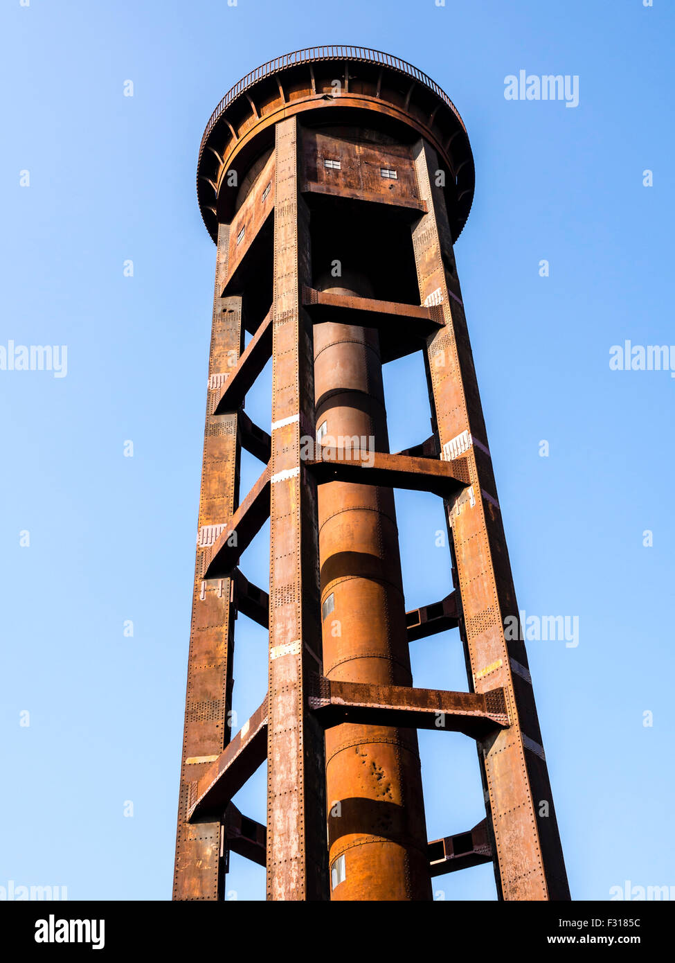 Park Schöneberger Südgelände, Park am ehemaligen Rangierbahnhof, Wasserturm, Kombination von verfallenden Eisenbahnanlagen Stockfoto