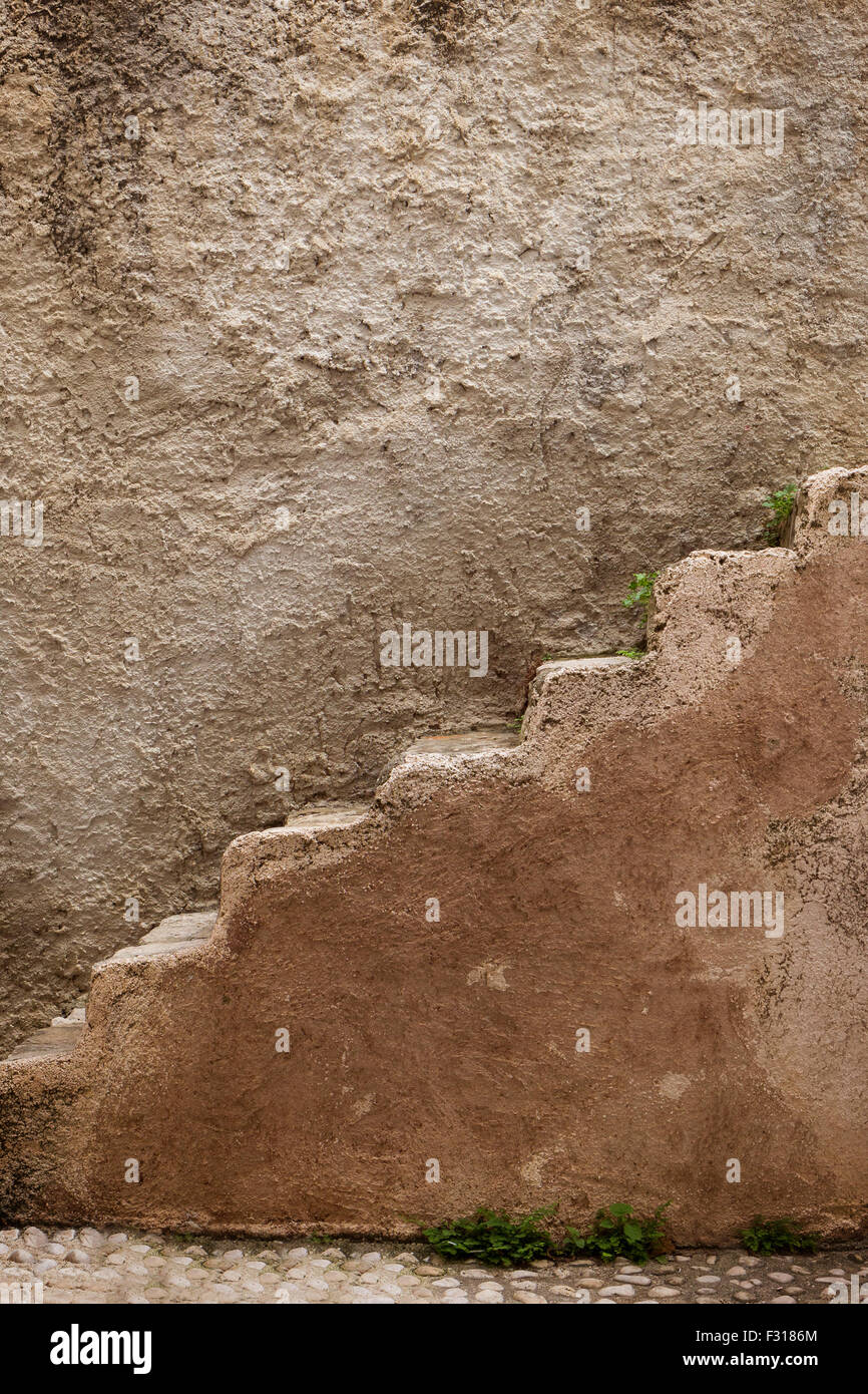 Seitenansicht des alten Steintreppen in die Altstadt von Dubrovnik, Kroatien. Stockfoto