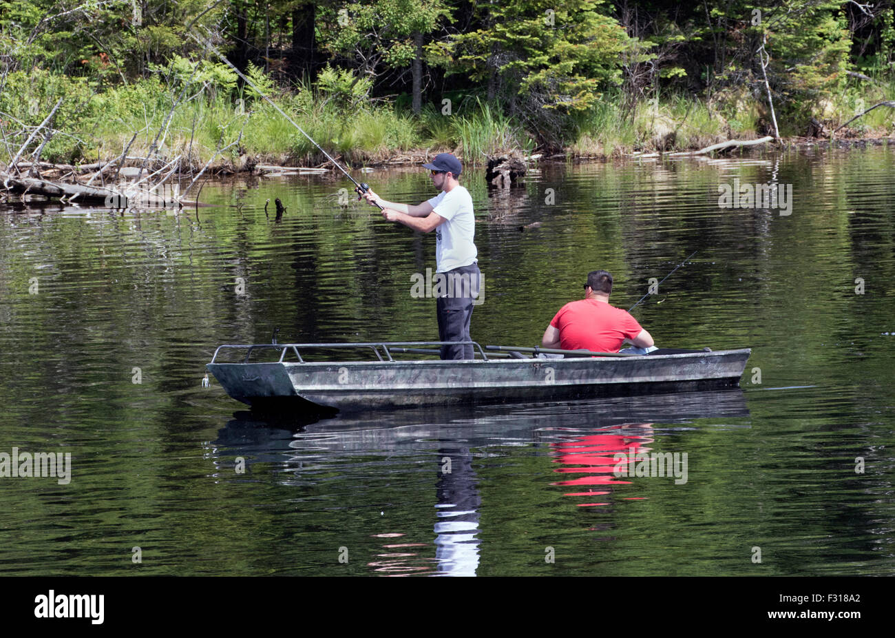 Zwei junge Männer Jugendliche Angeln von einem Ruderboot See Adirondack New York USA uns Amerika Adirondack State Park Adirondacks Stockfoto