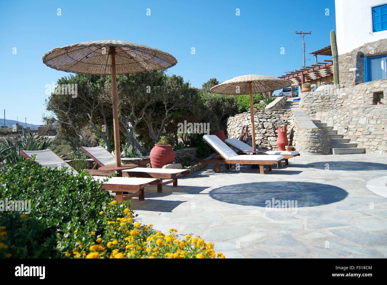 Strand vor touristischen Ferienort entspannen blau Stockfoto