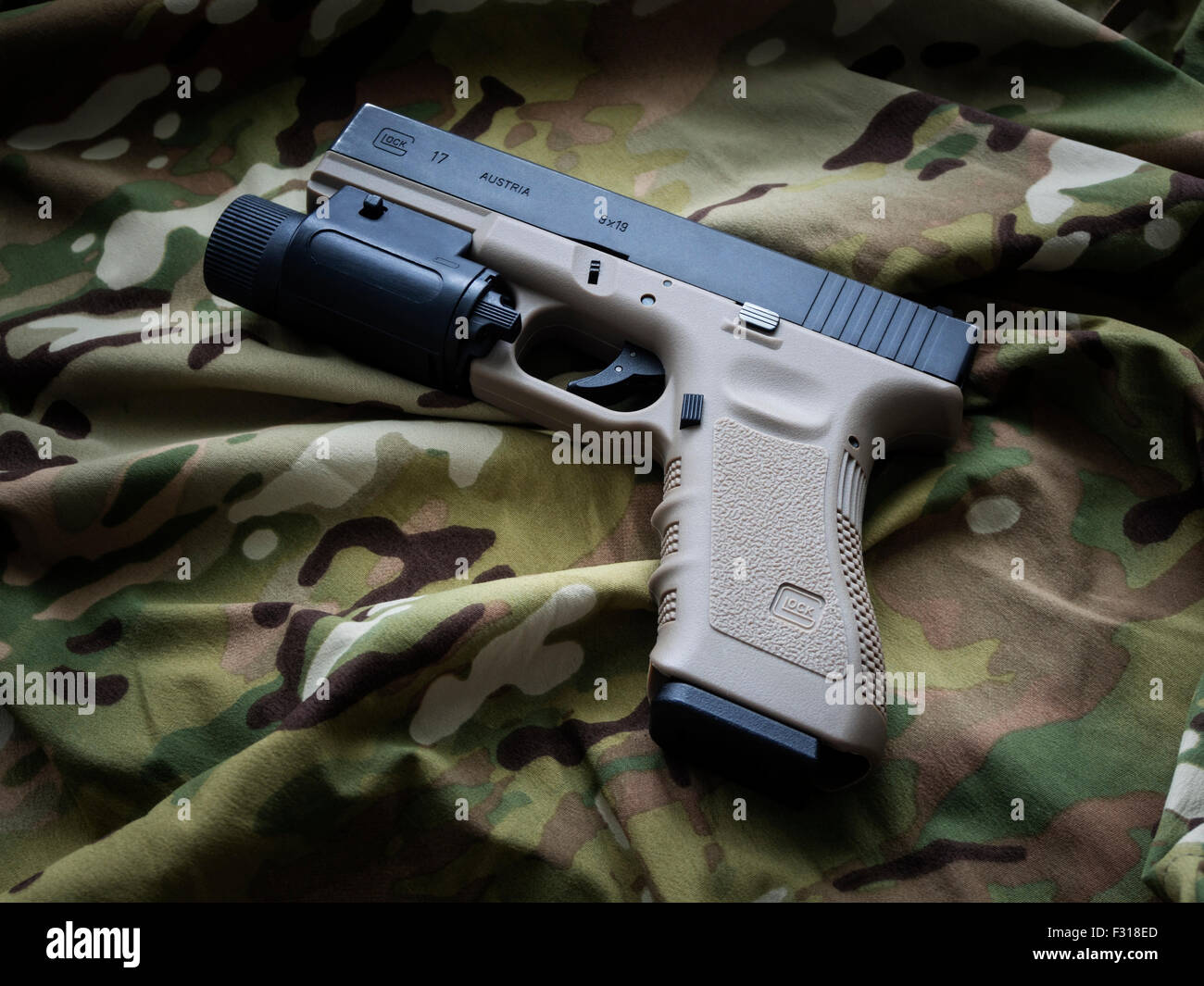 Los Angeles, CA, USA - 11. September 2015: Glock 17 9x19mm halbautomatische Pistole - Waffe von Strafverfolgungs-Profis. Stockfoto