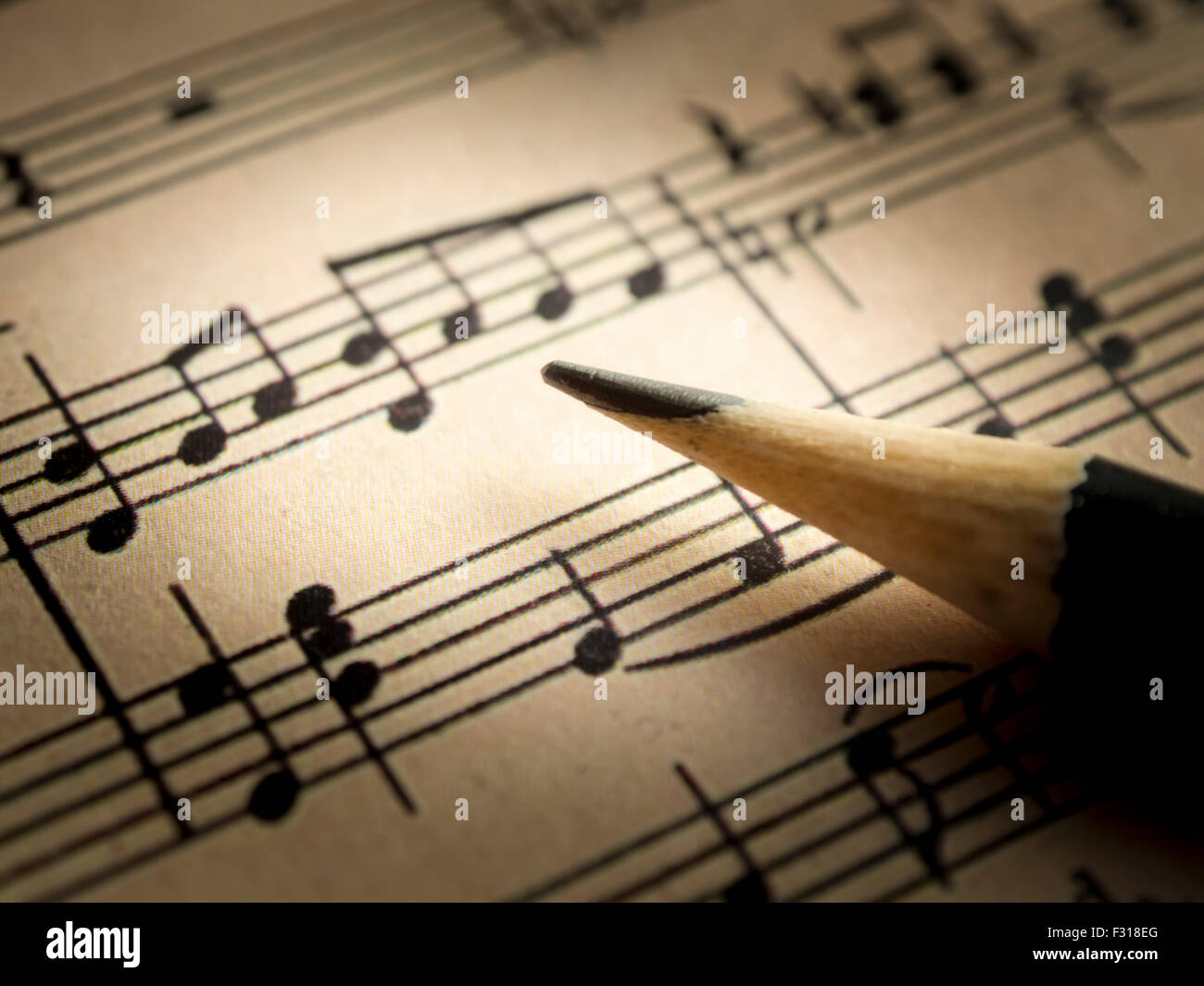 Bleistift und eine alte Noten, Studio-Shooting Stockfoto