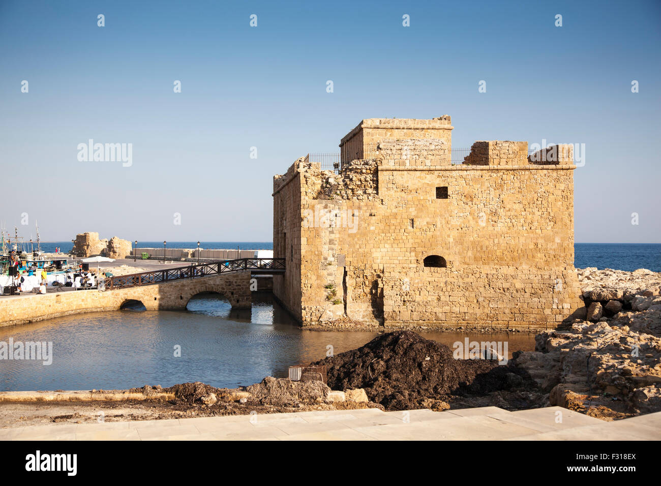 Stadt von Paphos, Zypern - 16. Juli 2015: Paphos mittelalterliche Festung nachmittags Stockfoto