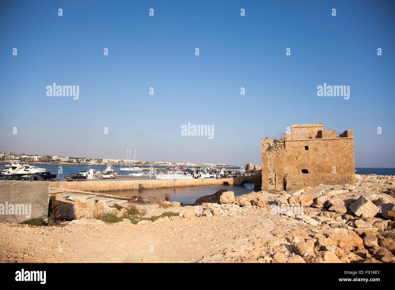 Stadt von Paphos, Zypern - 16. Juli 2015: Den Hafen und Paphos mittelalterliche Festung nachmittags Stockfoto