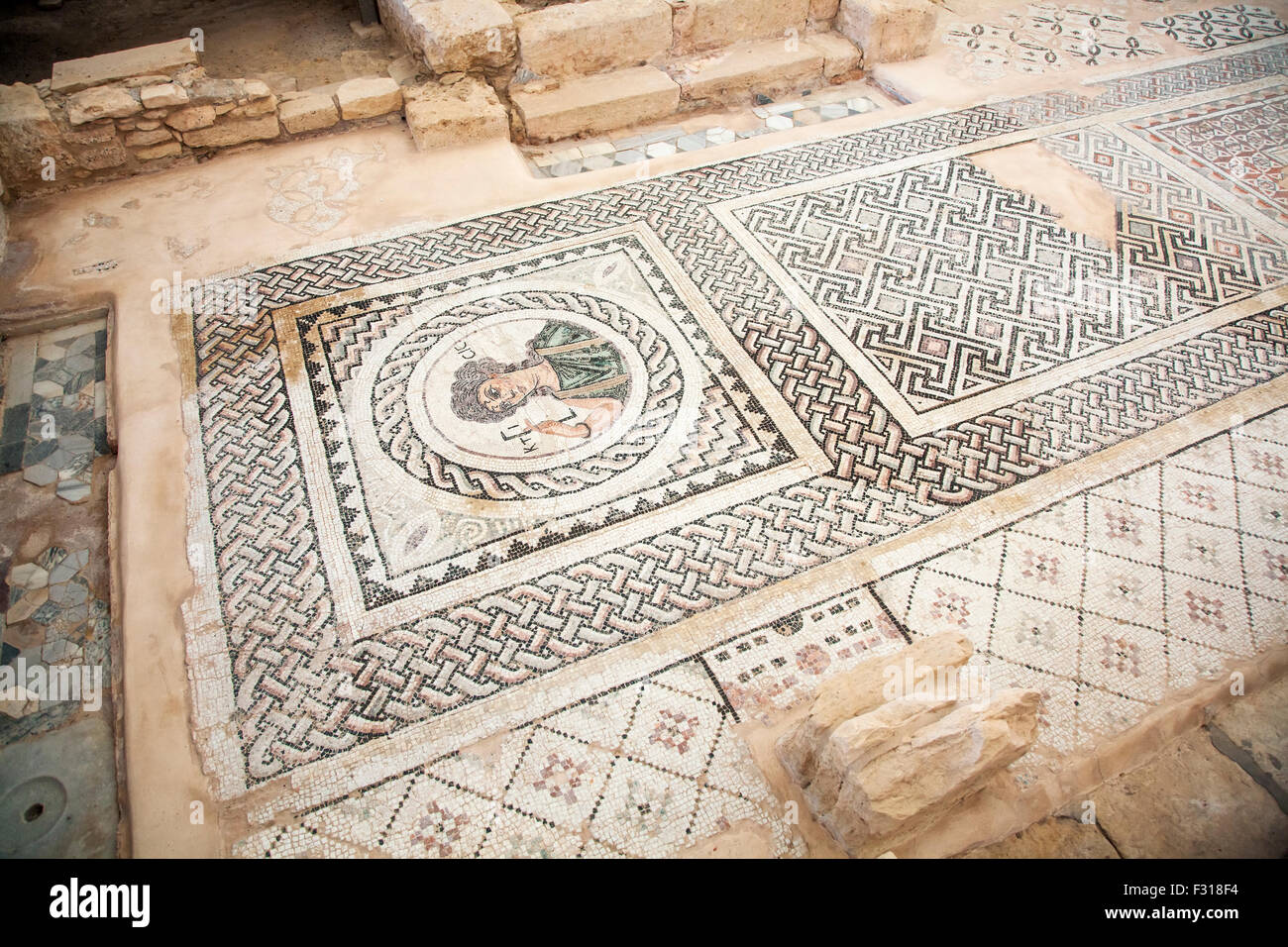 Kourion, Zypern - 18. Juli 2015: Mosaik Boden des Gebäudes von antiken römischen Stadt von Curium. Stockfoto