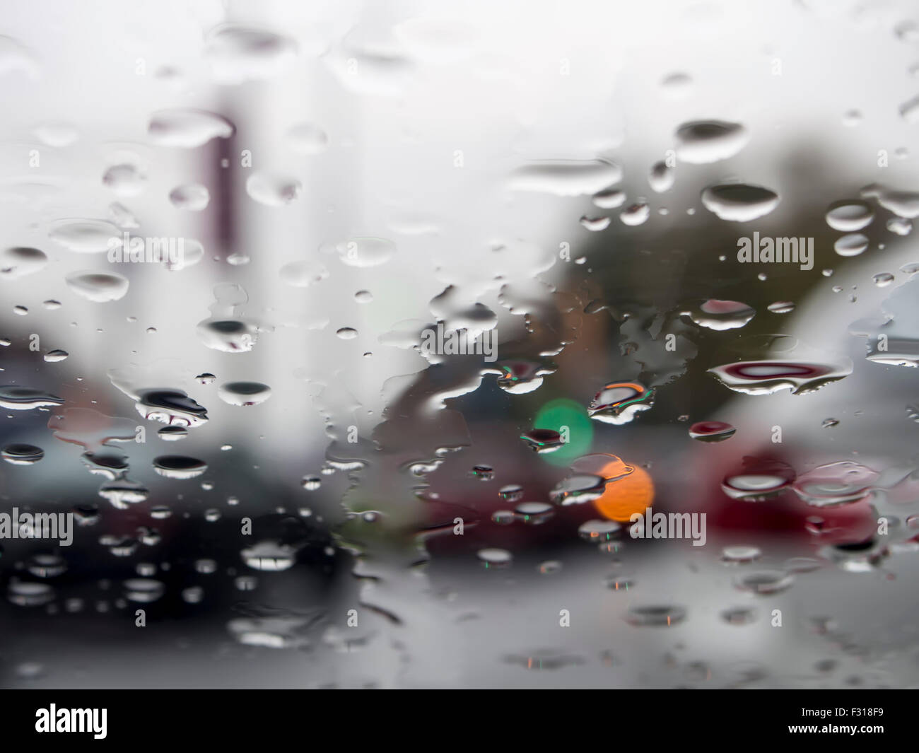 Wassertropfen auf Fenster Autos Stockfoto