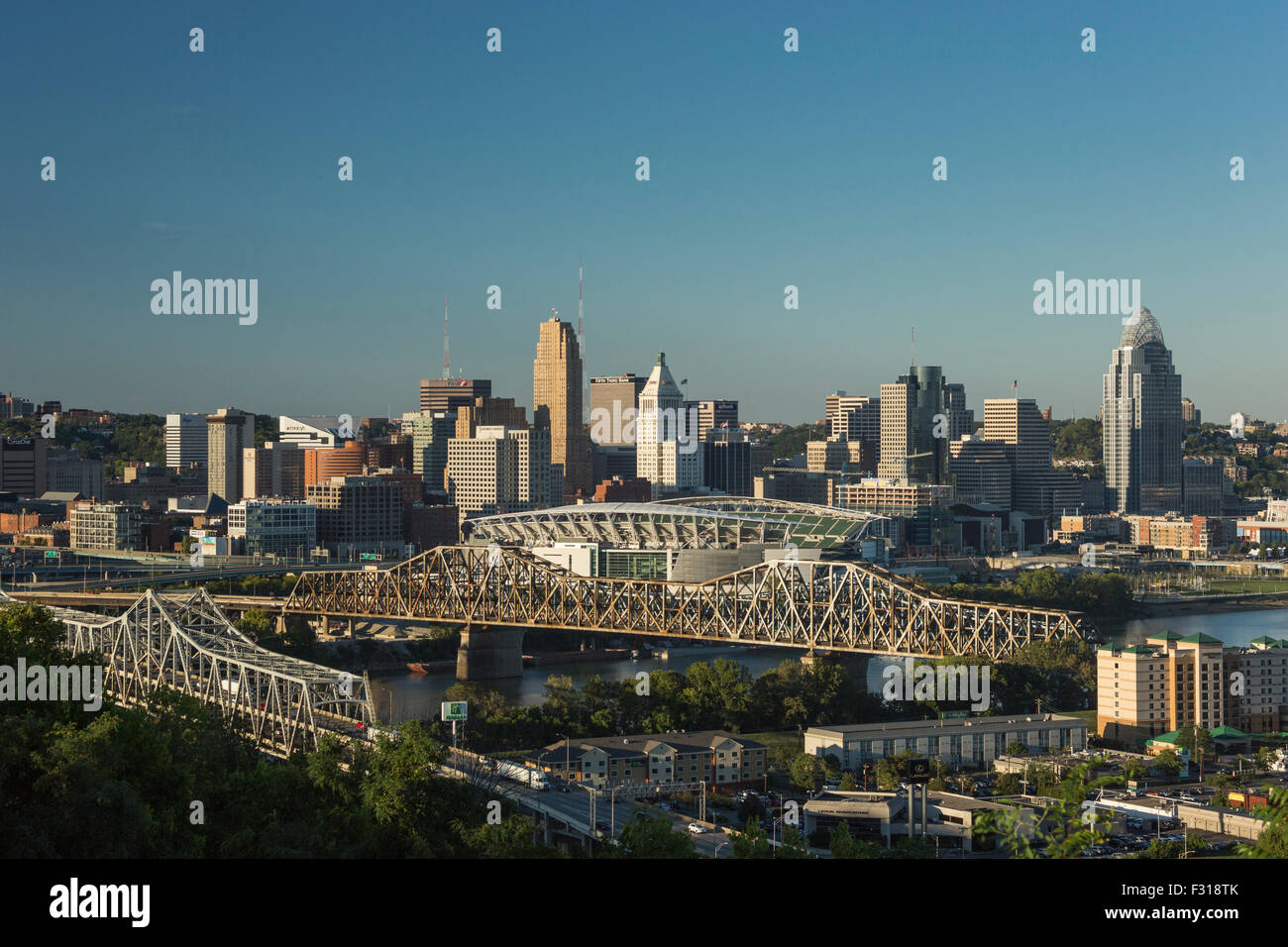 Ohio River Verbindet Die Innenstadt Von Cincinnati Ohio Skyline Aus Covington Kentucky Usa Stockfotografie Alamy